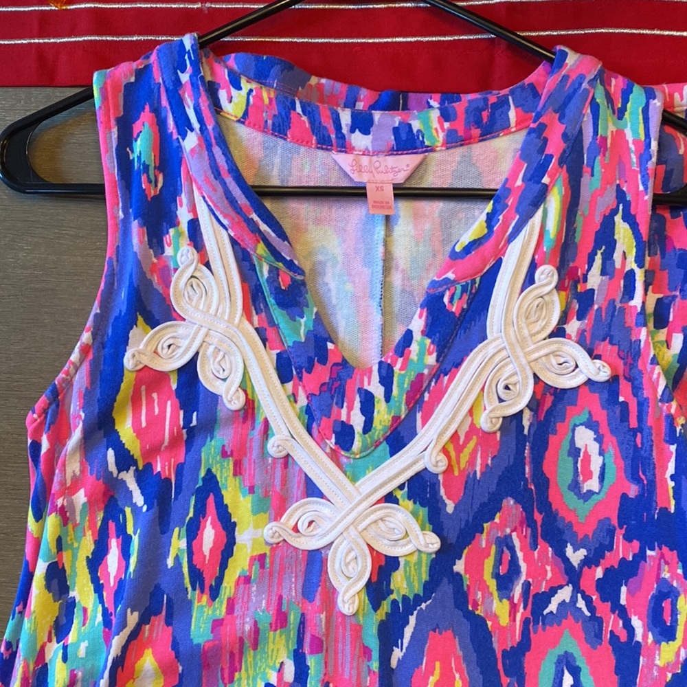 Lilly Pulitzer pattern sleeveless dress with white embroidery, size XS.